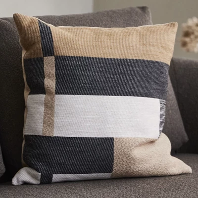 Kuddfodral med grafisk design i brunaktiga, vita och svarta nyanser