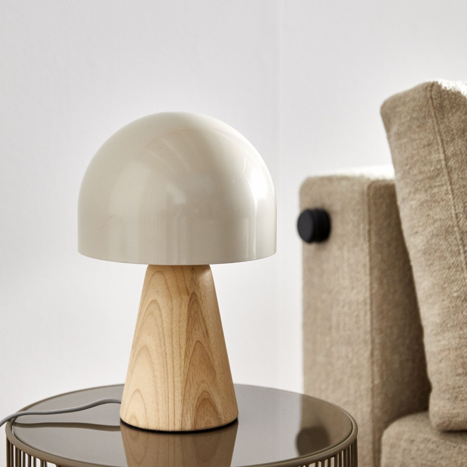 Bordslampa med trästativ och beigefärgad topp