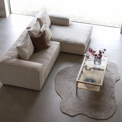 Modulsoffa i sandfärg uppifrån i ett minimalistiskt vardagsrum.