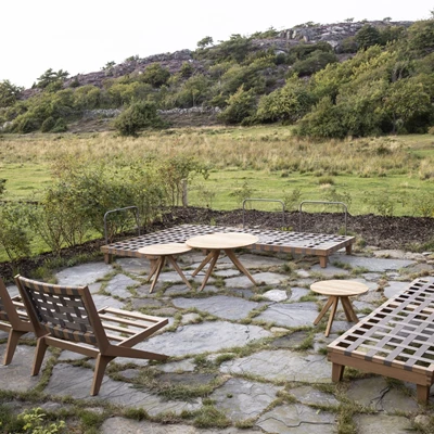 Uppsättning av loungemöbler i naturskön miljö utan dynor