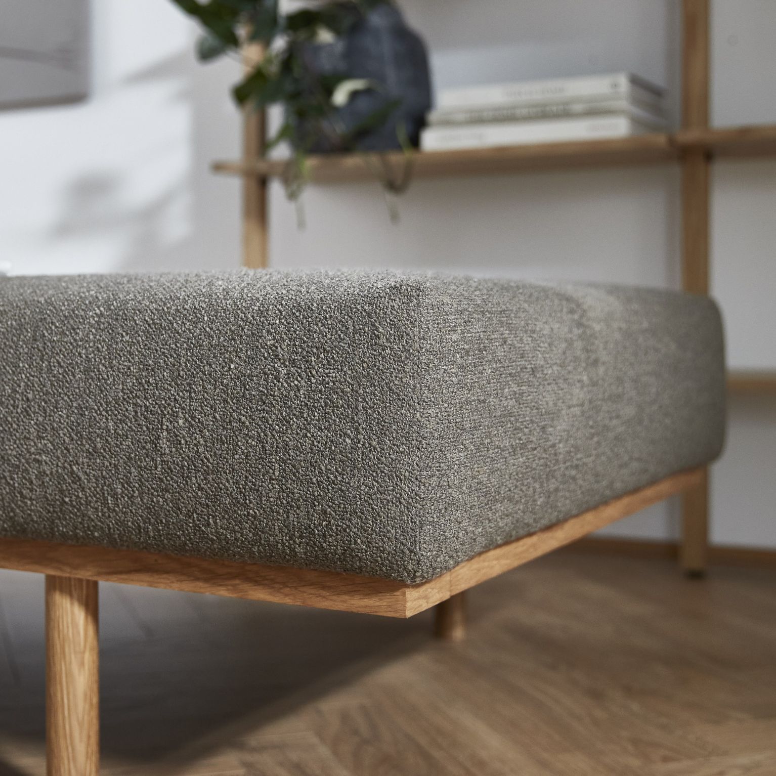 Närbild av hörnet på grå daybed