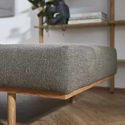 Närbild av hörnet på grå daybed