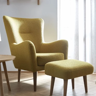 Fåtölj med fotpall i gult