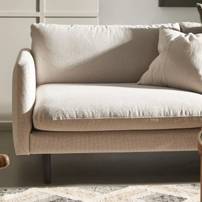 Vit soffa med kudde i samma nyans