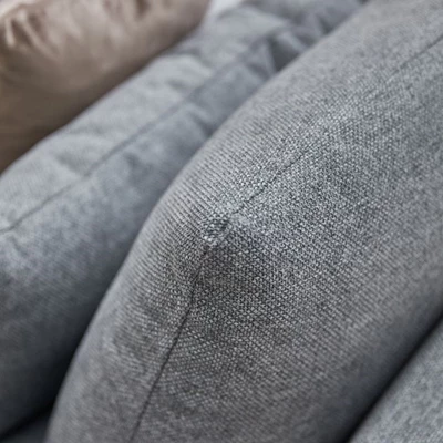 Närbild av soffa i grått rate-tyg