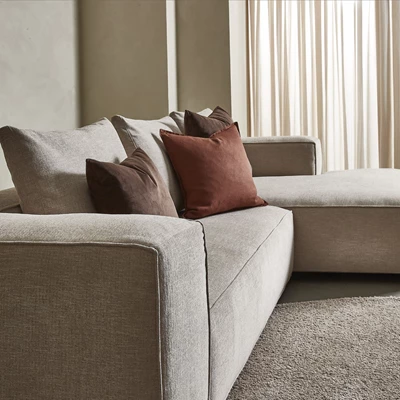 Närbild av modulsoffa sedd från sidan i beige färg