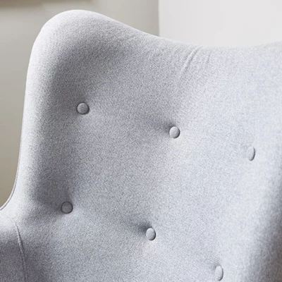 Närbild av ryggstöd på fåtölj i Austin-tyg och nyansen grå