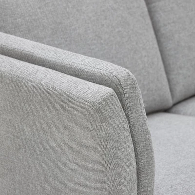 Närbild av armstöd och ryggstöd på soffa i grått design