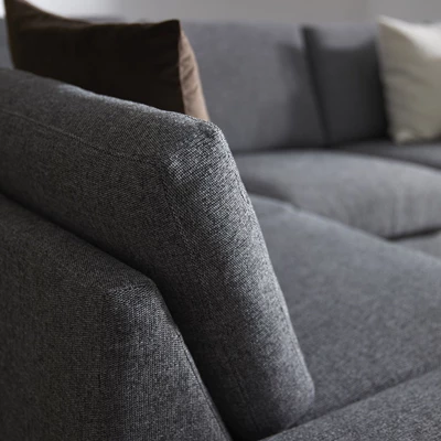 Soffa i Bliss-tyg från ILVA tyg- och läderkollektion i mörkgrå nyans