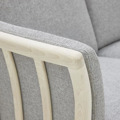 Tremsoffa i grått Bliss-tyg sedd från sidan av armstödet