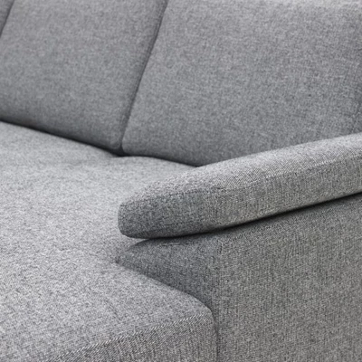 Grå soffa i Bliss-tyg sedd på nära håll