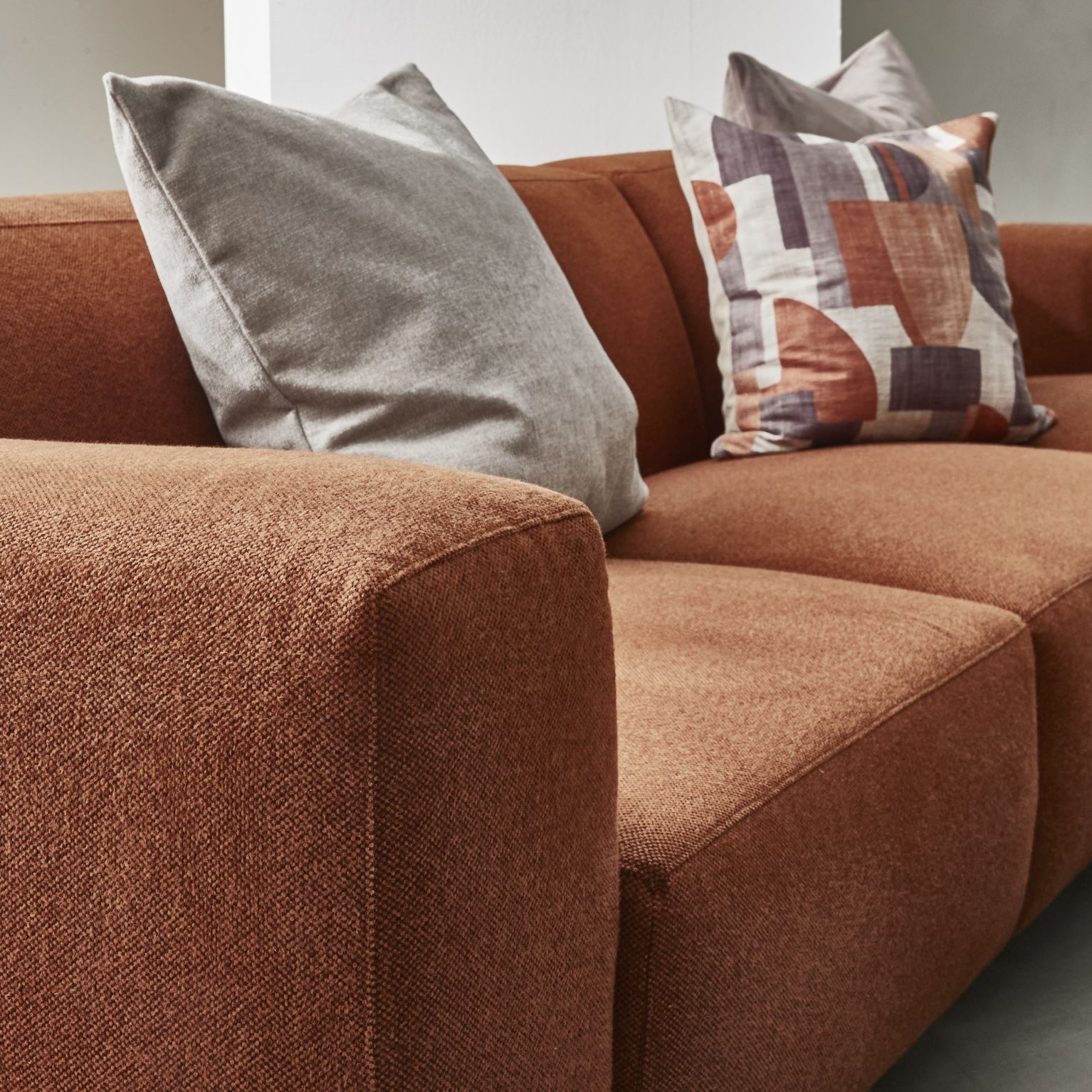 Närbild av soffa i Denno-tyg i rött