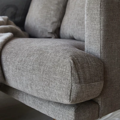 Närbild av soffa i Verdon-tyg i grå nyans