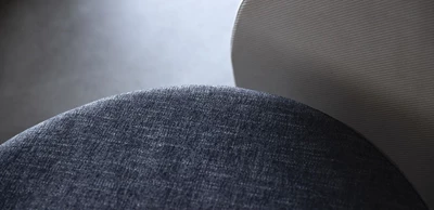 Närbild av två puffar i Verdon-tyg i blå respektive vit nyans