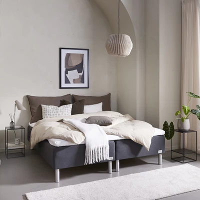 Kontinentalsängar i ett sovrum med nordisk stil