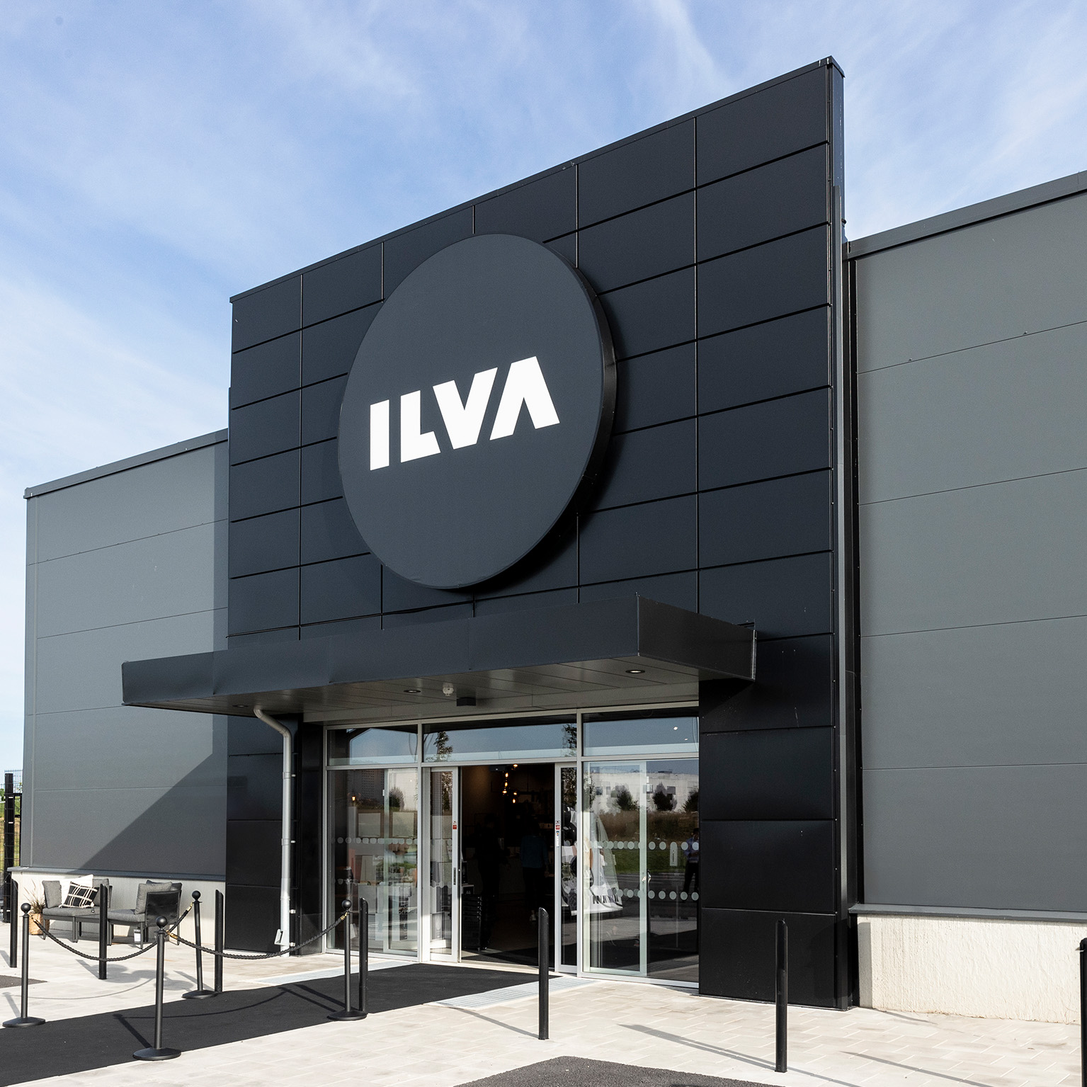 ILVA-butiksfasad med stor rund logo