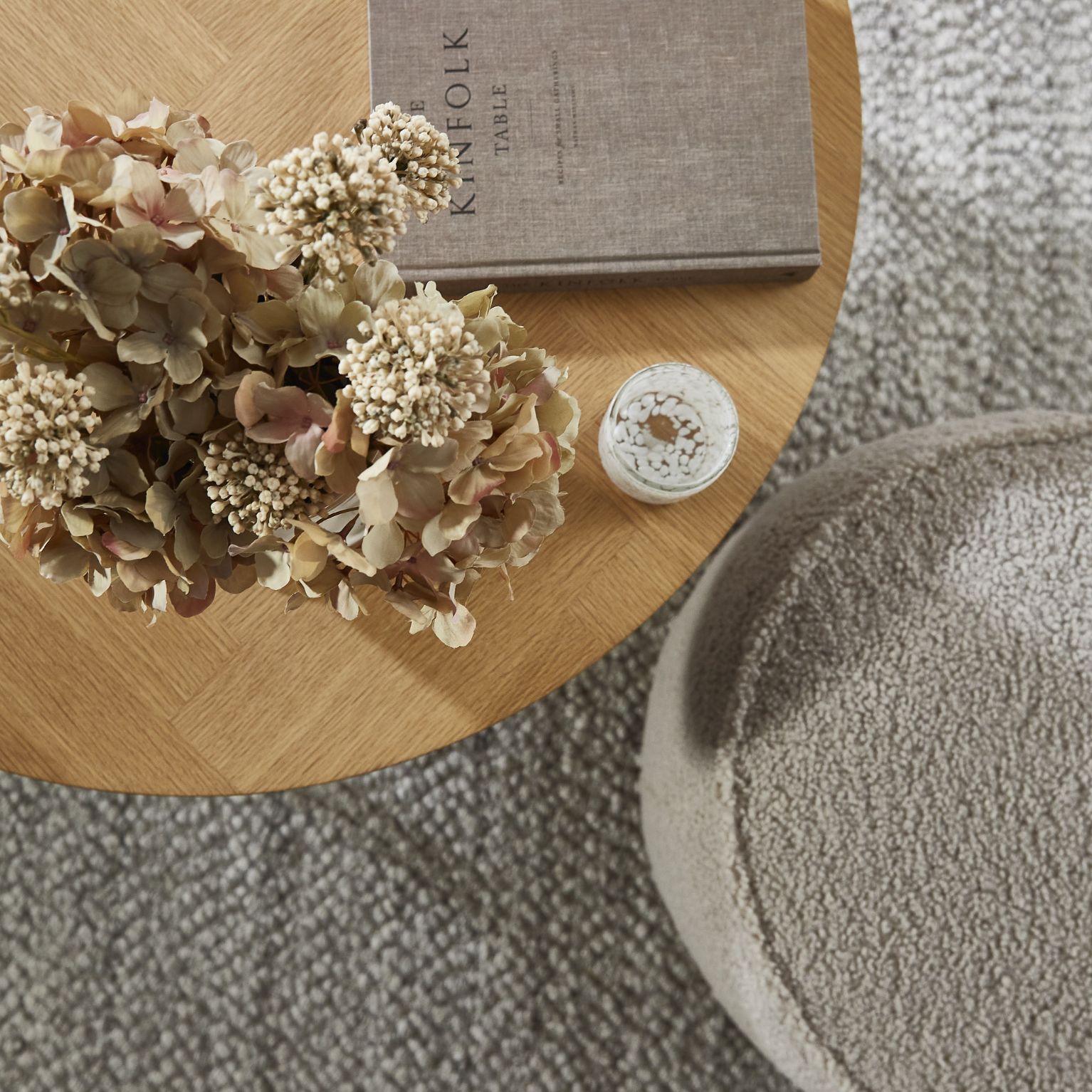 Runt soffbord i ljusbrunt med fiskbensmönster