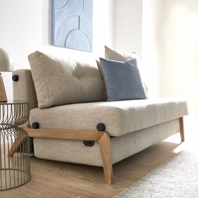 Bäddsoffa i grått design med träben