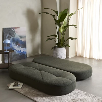 Utslagen bäddsoffa i grönt tyg