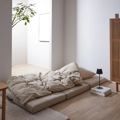 Utslagen vikmadrass med täcke och kudde ovanpå