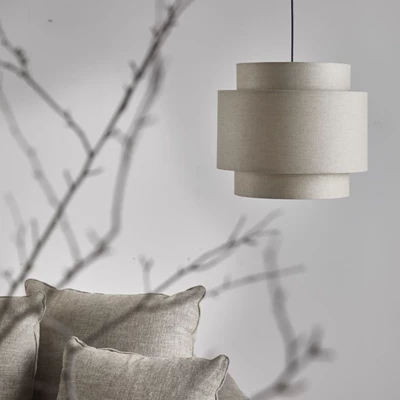 Lampa i sandfärg hängande från tak