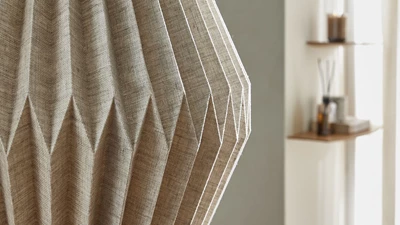 Närbild av lampa i linne i sandfärg
