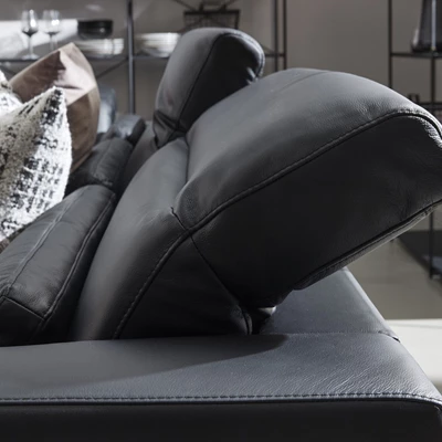 Närbild av skinnsoffa i svart med justerbart ryggstöd
