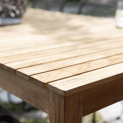 Närbild av teakutebord