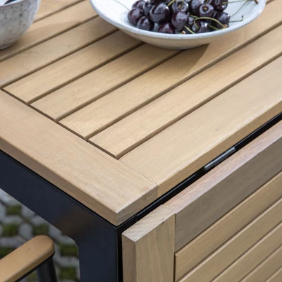 Närbild av hopfällbart utebord i eukalyptus