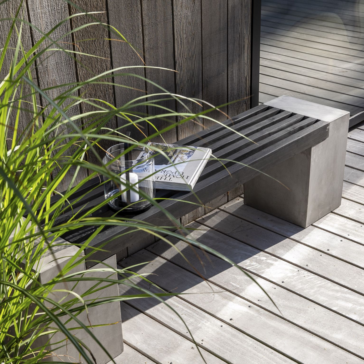 Trädgårdsbänk i fibercement med sits i akaciaträ