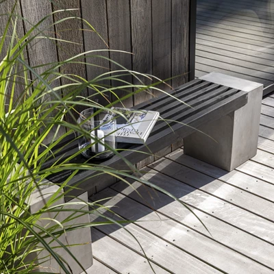 Trädgårdsbänk i fibercement med sits i akaciaträ