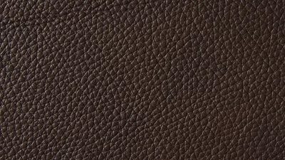 Närbild av tygprov i Narv-läder i nyansen dark brown