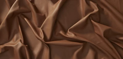 Läder i brun färg liggande vikt så att man kan se strukturen