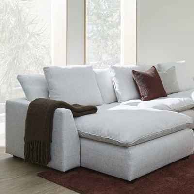 Vit soffa med chaiselong