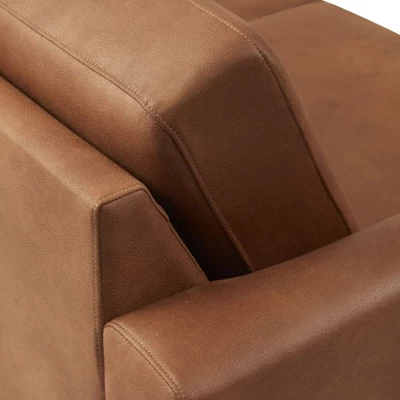 Närbild av brunt läder på soffa