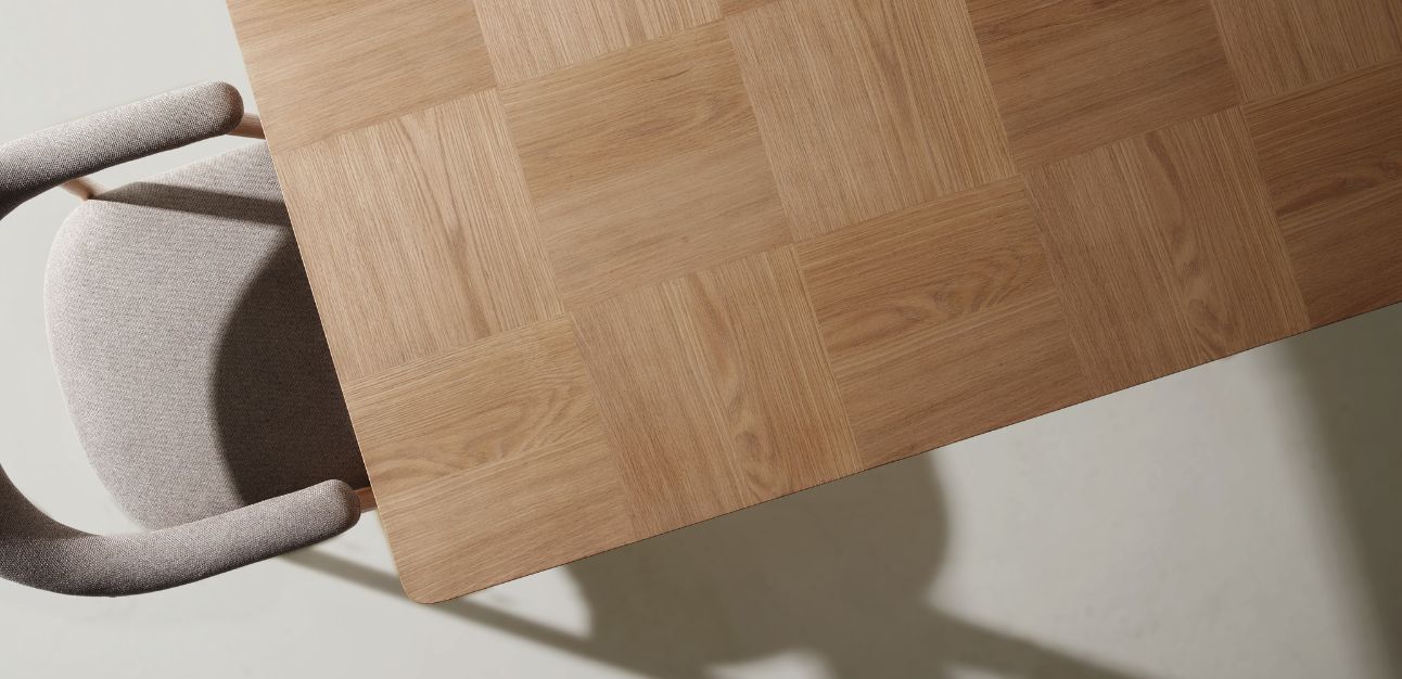 Bordsskiva i mönstrat trä med stoppad stol