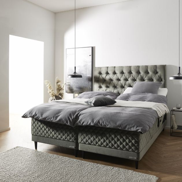 Nocturne höj- och sänkbara säng i grönt i ett sovrum