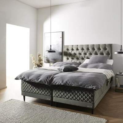 Nocturne höj- och sänkbara säng i grönt i ett sovrum