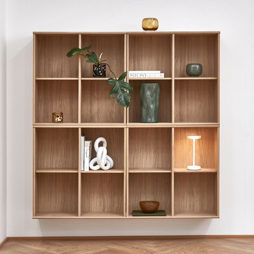 Fyra kubhyllor i ek hängande som en kvadrat på vägg