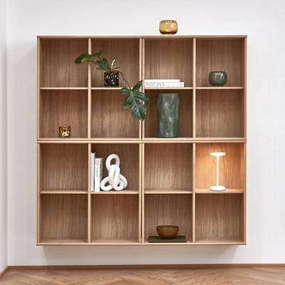 Fyra kubhyllor i ek hängande som en kvadrat på vägg