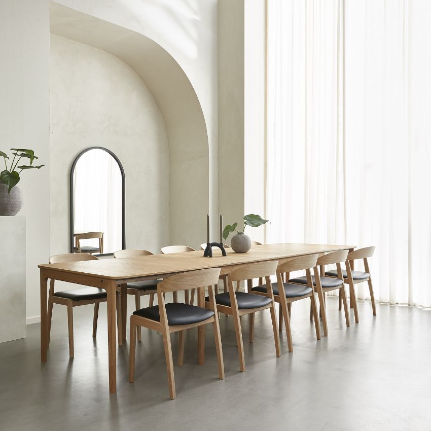 Långt matbord med 10 matstolar i ljust trä