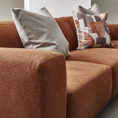 Närbild av soffa i orange