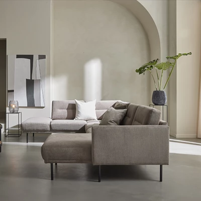 Grå soffa sedd från sidan i ett vardagsrum