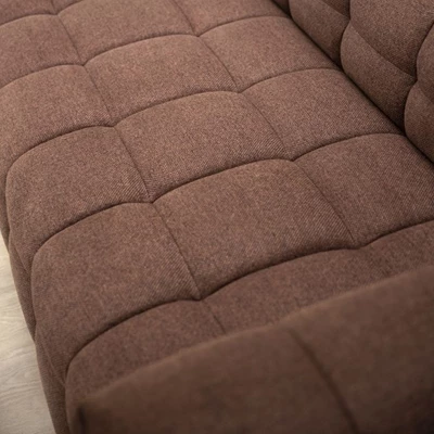 Närbild av röd soffa med sömmar