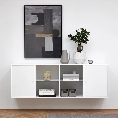 Väggmonterad vit hylla på vit vägg med en tavla ovanför