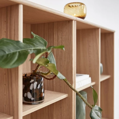 Kubhylla i ljus ek sedd från sidan