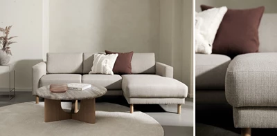 Beige schäslongsoffa på en rund matta tillsammans med ett soffbord med travertinbordsskiva