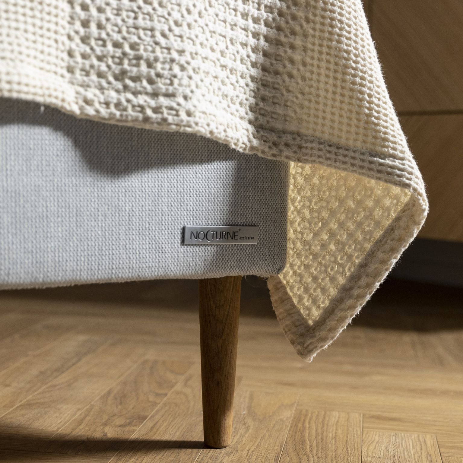 Nära bild på sängben och matta från Nocturne Exclusive-sängen