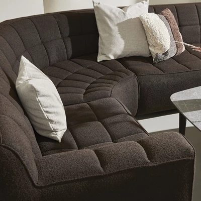 Brun rundad soffa med rutor.