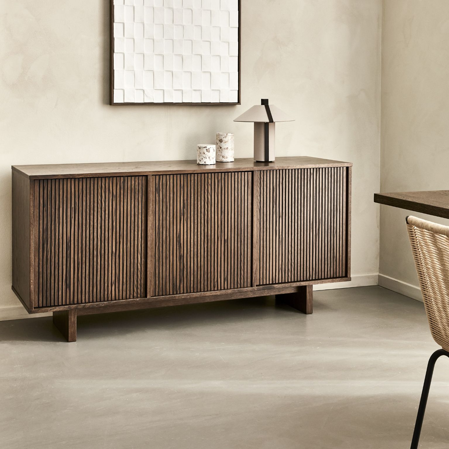 Mörk skänk på betongolv.